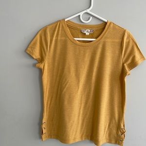 Girl’s short sleeve top.